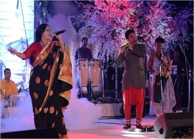 Sadhana Yogalakshmi performing with musicians